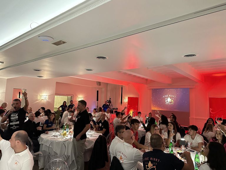 Cena aziendale: scopri come organizzarne una diversa dal solito